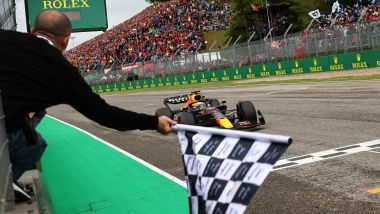 F1 GP Emilia-Romagna 2022, Imola: Max Verstappen (Red Bull Racing) taglia il traguardo
