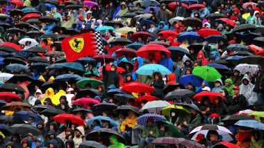 F1 GP Emilia-Romagna 2022, Imola: ombrelli aperti sugli spalti al via della gara