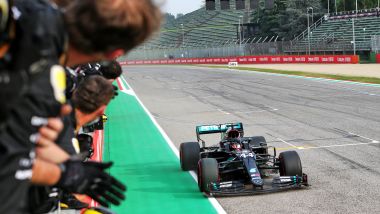 F1, GP Emilia Romagna: Lewis Hamilton (Mercedes) passa sotto alla bandiera a scacchi
