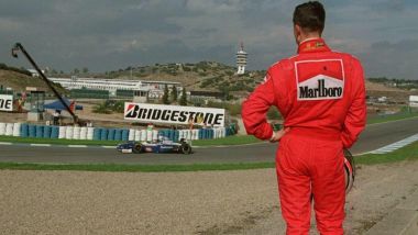 F1, GP Europa 1997: Michael Schumacher (Ferrari) osserva Jacques Villeneuve (Williams)