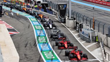 F1 GP Francia 2021: monoposto di F1 incolonnate prima della linea d'uscita della corsia box