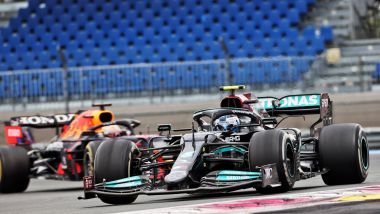 F1, GP Francia 2021: Valtteri Bottas inseguito da Max Verstappen