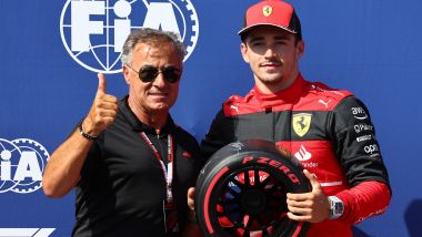 F1 GP Francia 2022, Le Castellet: Charles Leclerc (Scuderia Ferrari) riceve il trofeo Pirelli della pole position da Jean Alesi