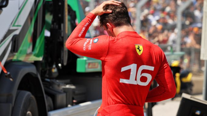 F1 GP Francia 2022, Le Castellet: il disappunto di Charles Leclerc (Scuderia Ferrari) dopo l'incidente 