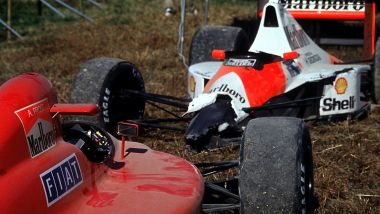 F1 GP Giappone 1990, Suzuka: le auto incidentate di Senna (McLaren) e Prost (Ferrari) dopo il contatto