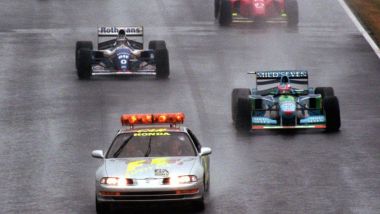 F1 GP Giappone 1994, Suzuka: Michael Schumacher (Benetton) e Damon Hill (Williams) dietro la Safety Car
