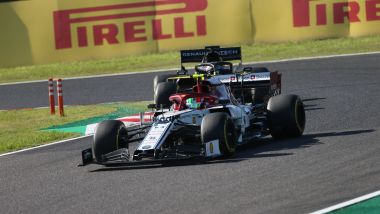 F1, GP Giappone 2019: Antonio Giovinazzi (Alfa Romeo) precede Daniel Ricciardo (Renault)
