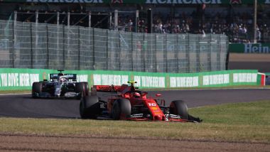 F1, GP Giappone 2019: Charles Leclerc (Ferrari) con alettone anteriore danneggiato e Lewis Hamilton (Mercedes)