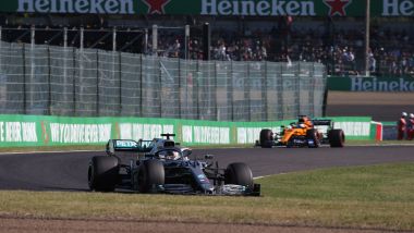 F1, GP Giappone 2019: Lewis Hamilton (Mercedes) precede Carlos Sainz (McLaren)