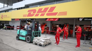 F1, GP Giappone 2019: preparativi al box Ferrari in vista del passaggio del tifone Hagibis