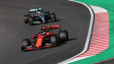 F1, GP Giappone 2019: Sebastian Vettel (Ferrari) inseguito da Lewis Hamilton (Mercedes)