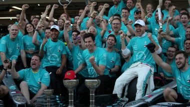 F1 GP Giappone 2019, Suzuka: Lewis Hamilton e Valtteri Bottas festeggiano il successo con il team Mercedes