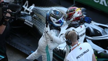 F1 GP Giappone 2019, Suzuka: Valtteri Bottas (Mercedes) e Lewis Hamilton festeggiano il successo