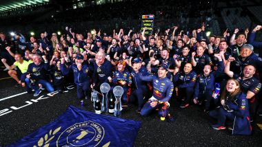 F1 GP Giappone 2022, Suzuka: i festeggiamenti Red Bull per la vittoria del titolo di Max Verstappen