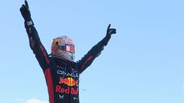 F1 GP Giappone 2023, Suzuka: Max Verstappen (Red Bull Racing) festeggia la vittoria | Foto: Twitter @F1