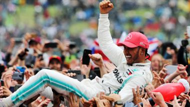 F1 GP Gran Bretagna 2019, Silverstone: Lewis Hamilton (Mercedes) festeggiato dal pubblico inglese 