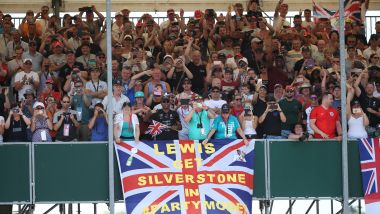 F1, GP Gran Bretagna 2019: tifosi di Lewis Hamilton a Silverstone