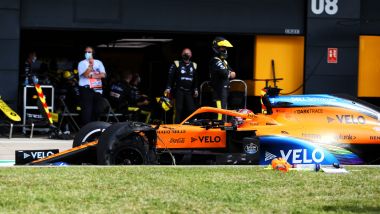 F1, GP Gran Bretagna 2020: Carlos Sainz (McLaren) rientra ai box con una gomma bucata
