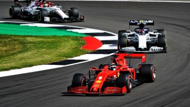 F1, GP Gran Bretagna 2020: Sebastian Vettel (Ferrari) seguito da Pierre Gasly (Alpha Tauri)