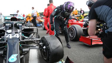 F1 GP Gran Bretagna 2020, Silverstone: Lewis Hamilton controlla la gomma della sua Mercedes W11