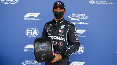 F1 GP Gran Bretagna 2020, Silverstone: Lewis Hamilton (Mercedes AMG F1) con il trofeo della pole