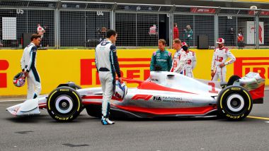 F1, GP Gran Bretagna 2021: i piloti attorno al concept della monoposto 2022 presentato a Silverstone