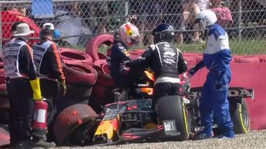 F1, GP Gran Bretagna 2021: Max Verstappen (Red Bull) aiutato a uscire dai rottami dopo l'incidente