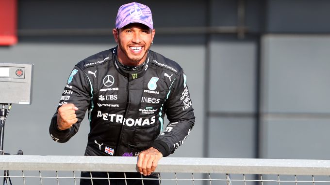 F1 GP Gran Bretagna 2021, Silverstone: Lewis Hamilton (Mercedes AMG F1) esulta per la pole