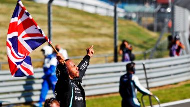 F1 GP Gran Bretagna 2021, Silverstone: Lewis Hamilton (Mercedes AMG F1) festeggia la vittoria