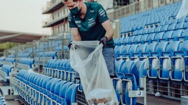 F1 GP Gran Bretagna 2021, Silverstone: Sebastian Vettel (Aston Martin) raccoglie rifiuti in tribuna