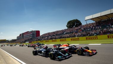 F1 GP Gran Bretagna 2021, Silverstone: Verstappen (Red Bull) e Hamilton (Mercedes) appaiati al via
