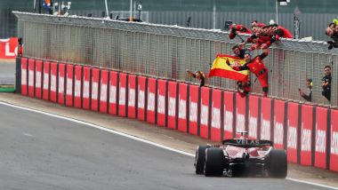 F1 GP Gran Bretagna 2022, Silverstone: Carlos Sainz (Scuderia Ferrari) sotto la bandiera a scacchi
