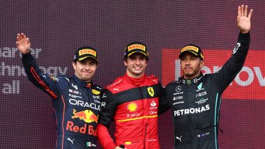 F1 GP Gran Bretagna 2022, Silverstone: il podio con Sainz (Ferrari) Perez (Red Bull) e Hamilton (Mercedes)