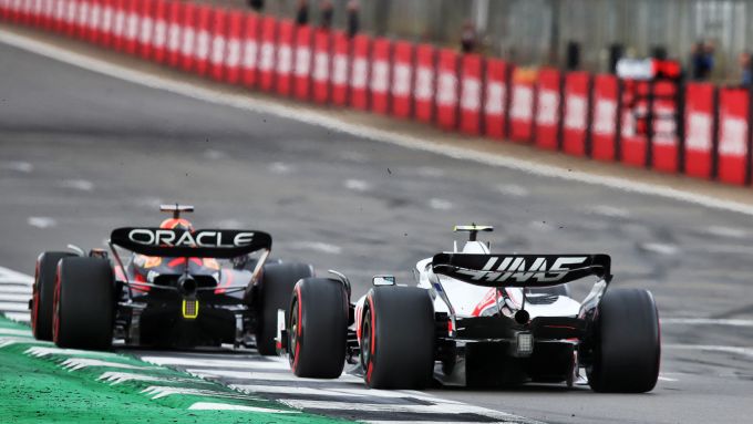 F1 GP Gran Bretagna 2022, Silverstone: la lotta tra Max Verstappen (Red Bull) e Mick Schumacher (Haas)