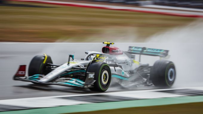 F1 GP Gran Bretagna 2022, Silverstone: Lewis Hamilton (Mercedes AMG F1) sfreccia sul bagnato