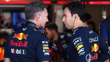 F1 GP Gran Bretagna 2023, Silverstone: Sergio Perez (Red Bull Racing) con il team principal Christian Horner