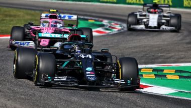 F1, GP Italia 2020: Lewis Hamilton (Mercedes) precede la Racing Point di Lance Stroll