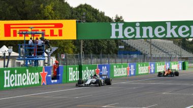 F1 GP Italia 2020, Monza: l'arrivo della gara con Gasly (Williams) trionfante davanti a Sainz (McLaren)