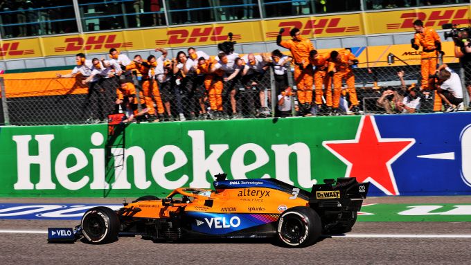 F1 GP Italia 2021, Monza: Daniel Ricciardo (McLaren F1 Team) taglia il traguardo