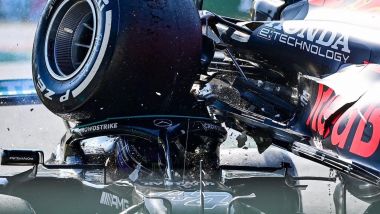 F1 GP Italia 2021, Monza: Hamilton (Mercedes) sfiorato dalla posteriore destra della Red Bull di Verstappen