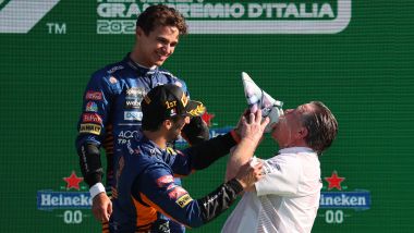 F1 GP Italia 2021, Monza: lo ''Shoey'' di Zak Brown con Daniel Ricciardo e Lando Norris (McLaren)