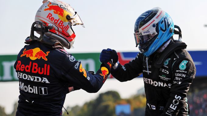 F1 GP Italia 2021, Monza: Valtteri Bottas (Mercedes AMG F1) saluta Max Verstappen (Red Bull Racing)