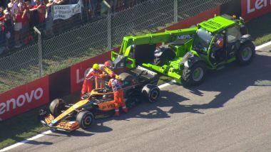 F1 GP Italia 2022, Monza: le operazioni di recupero della McLaren di Daniel Ricciardo | Foto: Twitter @F1