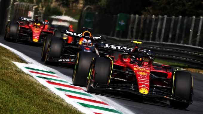 F1 GP Italia 2023, Monza:  Carlos Sainz (Ferrari) davanti a Max Verstappen (Red Bull) e Charles Leclerc nei primi giri di gara