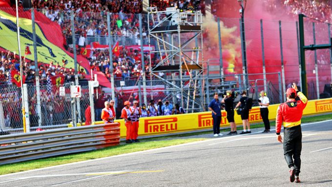 F1 GP Italia 2023, Monza: Charles Leclerc (Scuderia Ferrari) saluta il pubblico