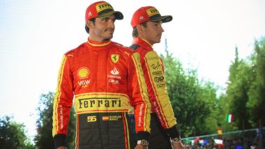 F1 GP Italia 2023, Monza: la tuta speciale di Charles Leclerc e Carlos Sainz