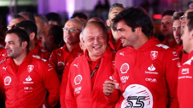 F1 GP Las Vegas 2023: Frederic Vasseur (Scuderia Ferrari) scherza con Carlos Sainz dopo la fine della gara