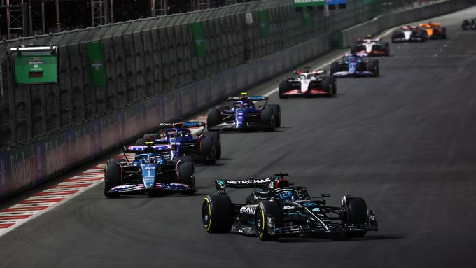 F1 GP Las Vegas 2023: George Russell (Mercedes AMG F1) in lotta a centro gruppo