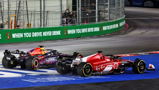 F1 GP Las Vegas 2023: la lotta tra Max Verstappen (Red Bull) e Charles Leclerc (Ferrari) al via