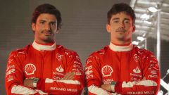 Ferrari, ecco le tute speciali di Leclerc e Sainz per Las Vegas